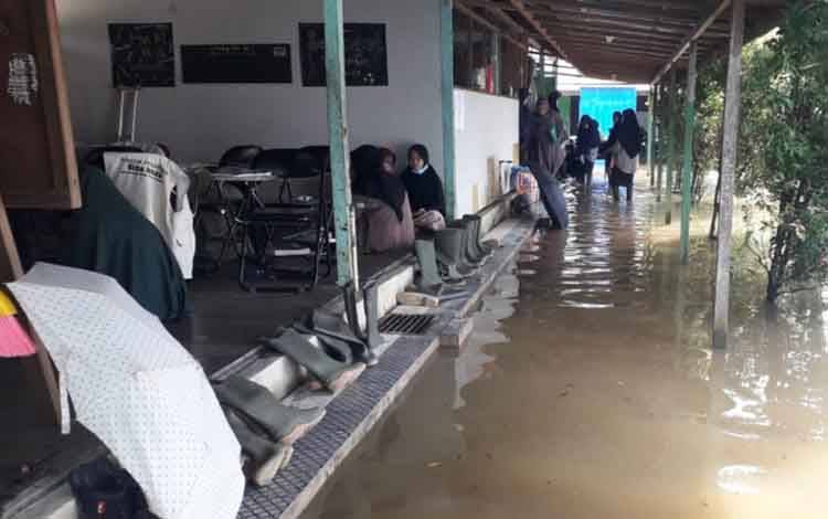 Tampak genangan air membanjiri halaman sekitar tempat belajar siswa - siswi SMP Alam Terpadu Pondok Pesantren Bina Insan