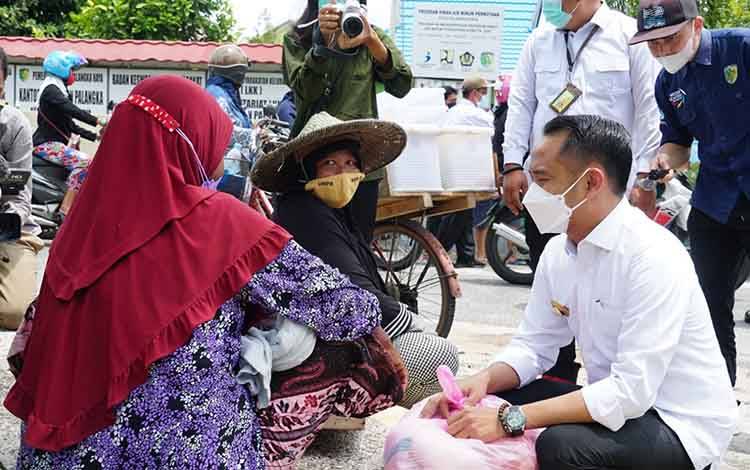 Wali Kota Palangka Raya, Fairid Naparin bagikan sembako untuk pedagang kecil