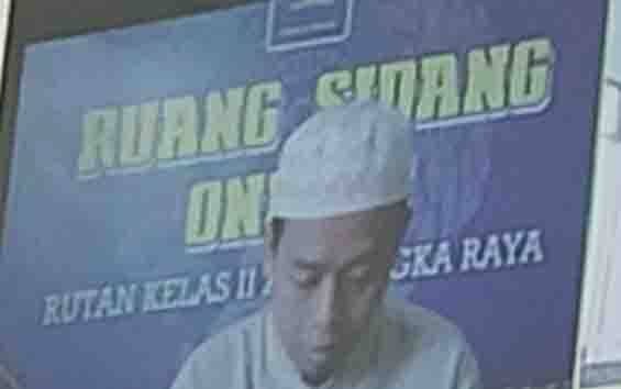 Terdakwa saat menjalani sidang putusan di PN Palangka Raya