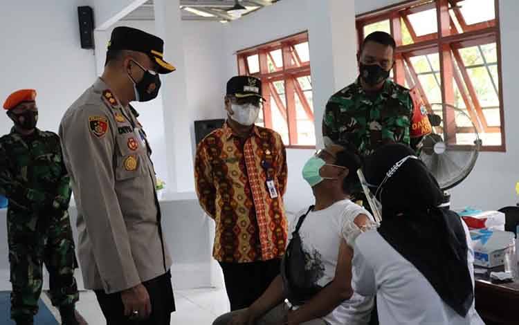 Kapolres Kobar AKBP Devy Firmansyah bersama unsur terkait, meninjau langsung pelaksanaan vaksinasi massal di Aula Desa Pasir Panjang