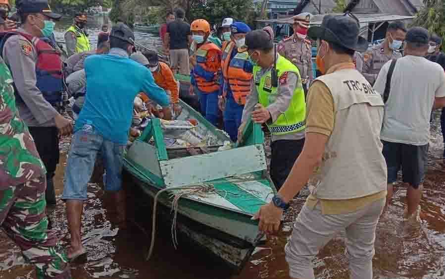 Penyaluran bantuan Gubernur Kalteng oleh petugas gabungan untuk masyarakat terdampak banjir