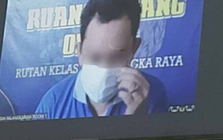 Terdakwa saat menjalani sidang virtual di Pengadilan Negeri Palangka Raya