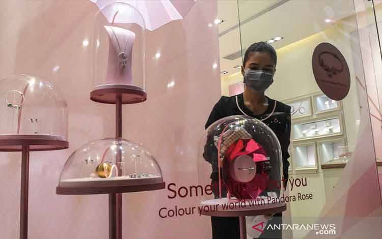 Penjaga toko membersihkan etalase di Plaza Indonesia, Jakarta, ANTARA FOTO/Muhammad Adimaja/nz ( (ANTARA FOTO/MUHAMMAD ADIMAJA)