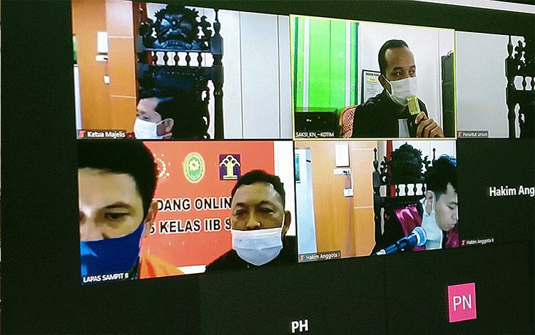 Roly Sanjaya alias Roly tedakwa kasus sabu didampingi penasihat hukumnya.