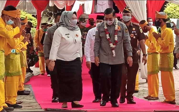 Bupati Kobar Nurhidayah bersama Sekretaris Satgas Saber Pungli Irjen Pol Agung Makbul dalam kegiatan louncing aplikasi saber pungli dan pencanangan Kabupaten Kobar sebagai daerah bebas pungli, Rabu, 15 September 2021