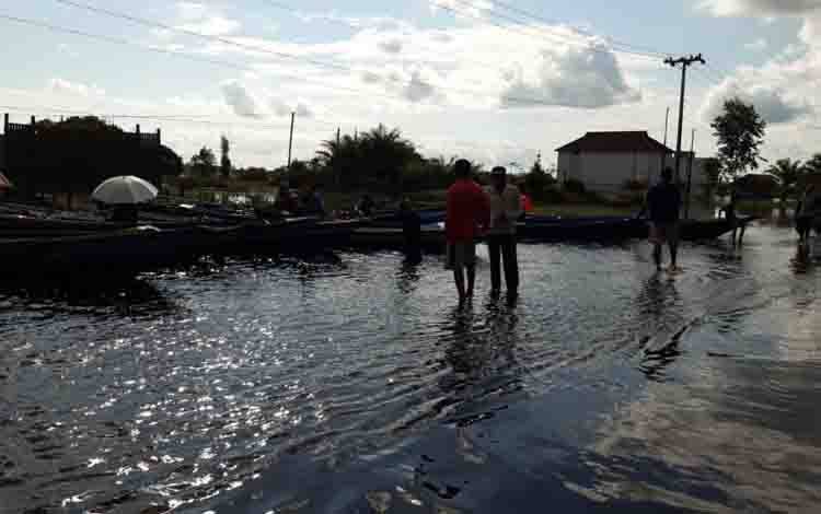 Kondisi banjir yang menggenangi satu titik Jalan Pangkalan Bun - Kolam. Kondisi banjir yang dipicu naiknya permukaan air sungai ini lantaran curah hujan di Kabupaten Kobar dan sekitarnya masuk kategori di atas normal.