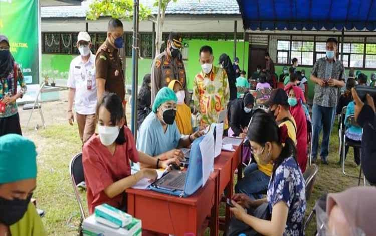 Wali Kota Palangka Raya, Fairid Naparin meninjau gebyar vaksinasi