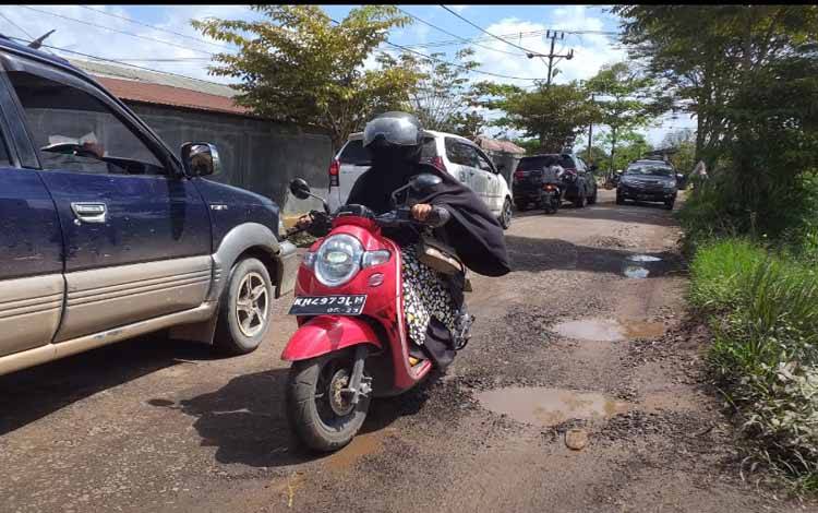 Jalan Kenan Sandan rusak parah setelah digunakan sebagai pengalihan jalur setelah jalan Tjilik Riwut ditutup