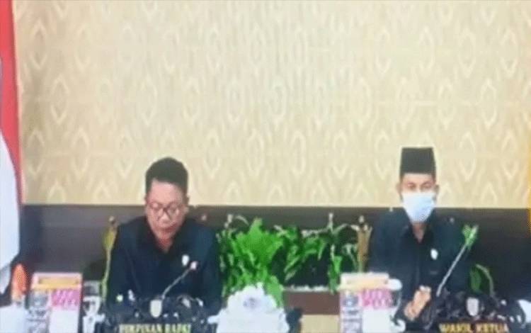 Ketua DPRD Kalteng, Wiyatno saat memimpin Rapat Paripurna ke-II masa persidangan III tahun sidang 2021 Senin, 20 September 2021.