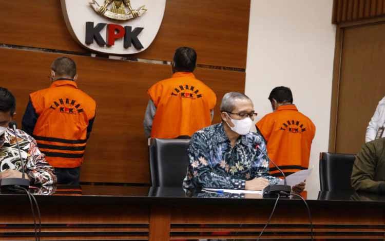 Deputi Penindakan dan Eksekusi KPK Karyoto, Wakil Ketua KPK Alexander Marwata, dan Plt Juru Bicara KPK Ali Fikri saat jumpa pers di Gedung KPK, Jakarta, Kamis (16/9/2021) terkait penetapan tiga tersangka kasus dugaan suap pengadaan barang dan jasa di Kabupaten Hulu Sungai Utara Tahun 2021-2022