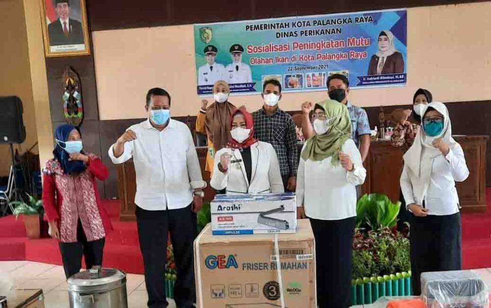 Penyerahan secara simbolis bantuan perahu nelayan dan bantuan peralatan pengolahan ikan