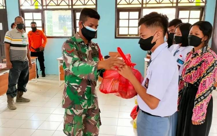 Siswa SMA N 1 Arut Utara terima bantuan sosial, paket sembako dan peralatan sekolah.
