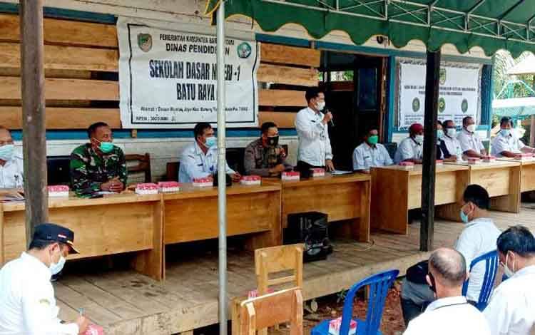 Kabid Pendidikan Dasar Dinas Pendidikan Barito Utara H Ardiansyah saat melaksanakan silaturahmi bersama unsur Tripika Kecamatan Gunung Timang bertempat di Balai Pertemuan Dusun Muntak Jaya Desa Tongka dalam rangka pembukaan kembali SDN 1 Batu Raya I