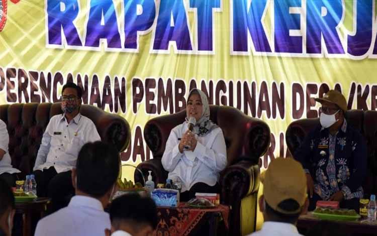 Bupati Kobar, Nurhidayah memimpin rapat kerja Perencanaan Pembangunan Desa se-Kecamatan Kumai
