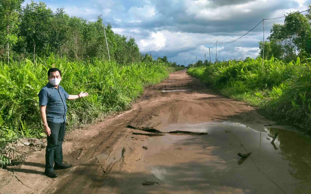 Anggota Fraksi PDI-P DPRD Kotawaringin Timur, Rimbun saat melihat kondisi jalan di Sawit Raya, Km 6, Kelurahan Pasir Putih, Kecamatan MB Ketapang, Kabupaten Kotawaringin Timur.
