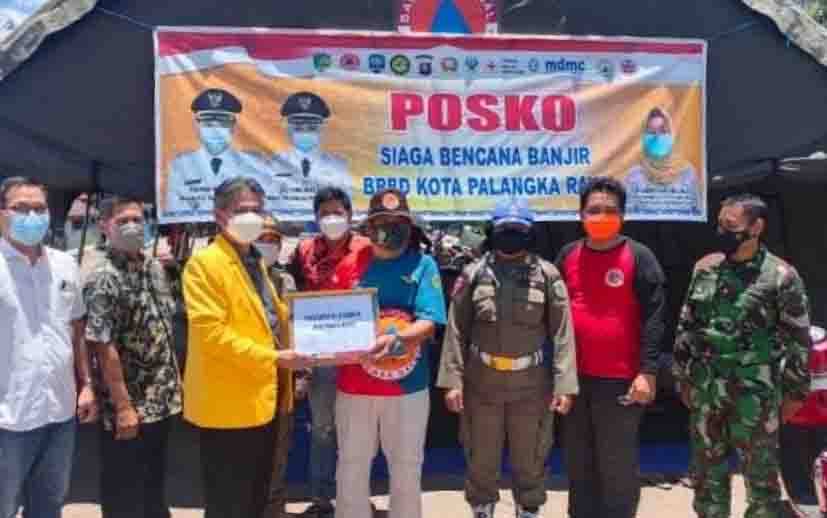 Penerimaan bantuan di posko siaga bencana BPBD Palangka Raya.