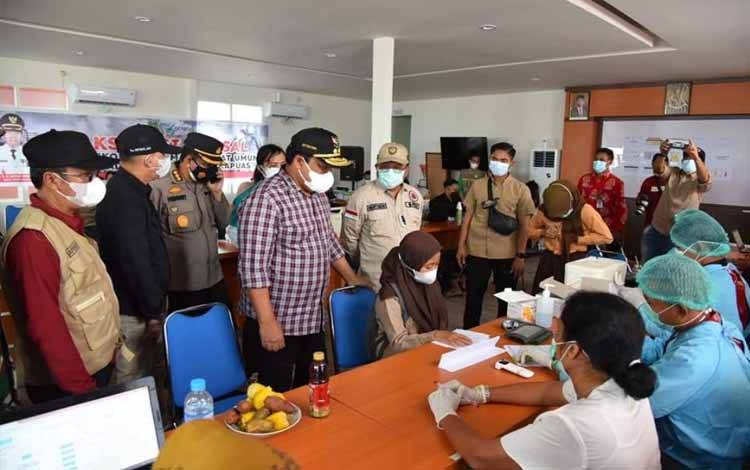 Wakil Gubernur Kalteng, Edy Pratowo saat meninjau pelaksanaan vaksinasi