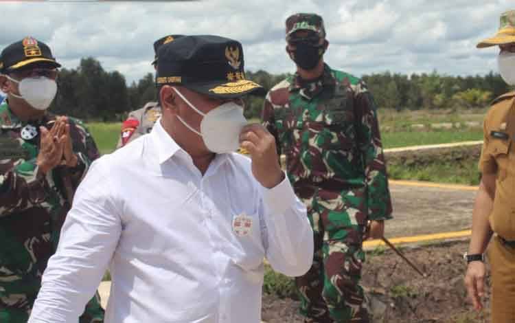 Gubernur Kalteng, Sugianto Sabran saat meninjau progres pembangunan infrastruktur di Desa Bentuk Jaya