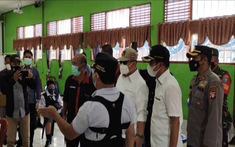 Kepala Dinas Kesehatan Murung Raya dr Suria Siri (kemeja hitam merah) saat mendampingi Gubernur Kalteng Sugianto Sabran dan Bupati Mura Perdie M Yoseph meninjau pelaksanaan vaksinasi massal bagi siswa SMP dan SMA di SMAN 1 Murung, beberapa waktu lalu.