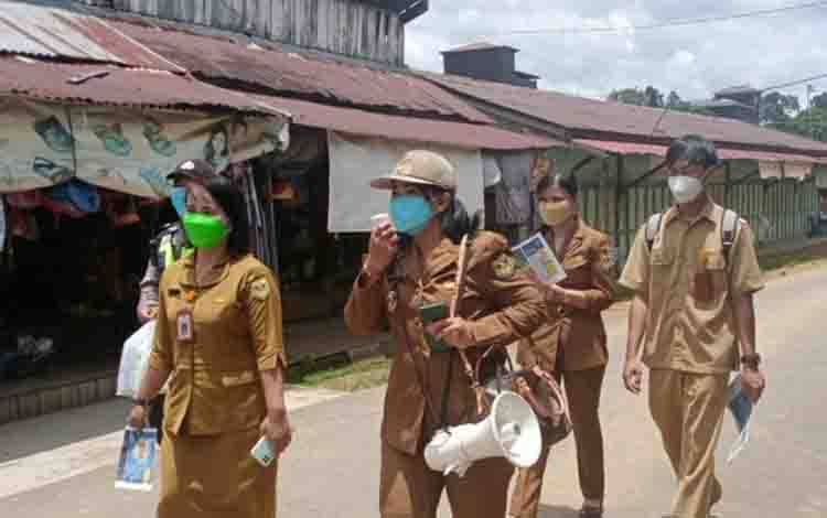 Ketua Tim Satgas Covid-19 Kelurahan Tumbang Talaken, Gusti Ray Novhandha dan tim melakukan sosialisasi terkait pentingnya vaksinasi kepada masyarakat di kelurahan setempat, Senin, 27 September 2021.