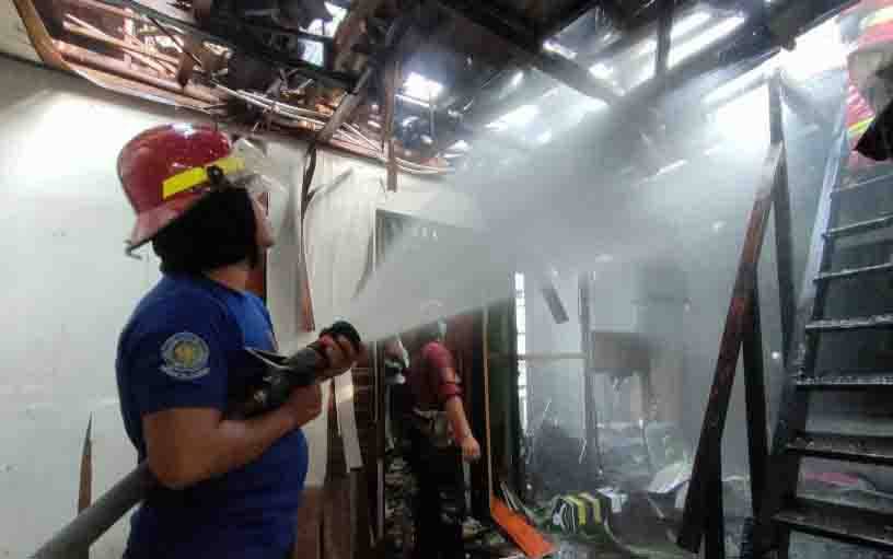 Petugas memadamkan kebakaran rumah warga di Kelurahan Madurejo.
