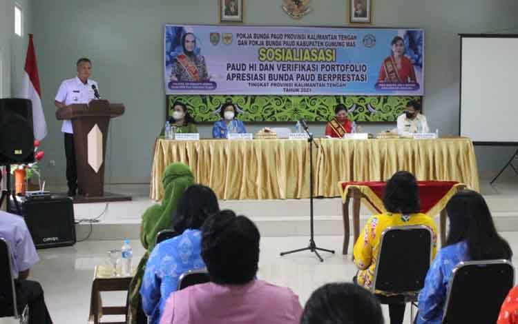 Bupati Gumas, Jaya S Monong (berdiri) saat membuka kegiatan