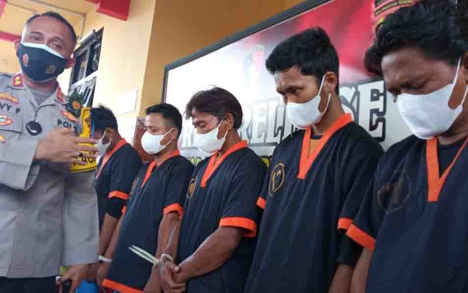 Kapolres Kobar AKPB Devy Firmansyah menunjukkan tersangka penganiayan Muhamad Joko Hari Wahyudi yang ternyata juga diketahui positif narkoba dari hasil tes urine