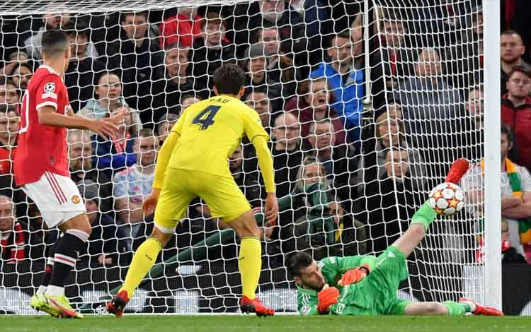 Kiper Manchester United David de Gea (kanan) menyelamatkan gawang dari tendangan pemain Villarreal Yeremi Pino (tengah) dalam laga penyisihan Grup F Liga Champions di Stadion Old Trafford, Manchester, Inggris, Rabu (29/9/2021). ANTARA/AFP/Anthony Devlin
