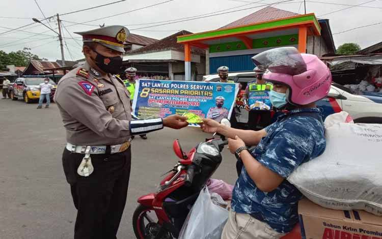 Kasat Lantas Polres Seruyan Iptu Moch Romadhon membagikan masker kepada salah satu pengendara