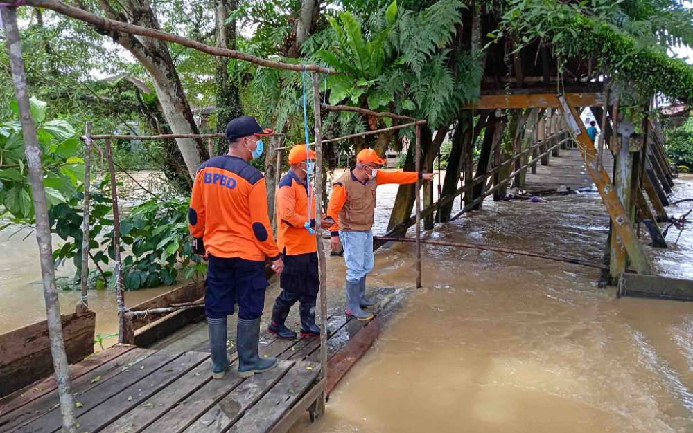 Luapan air Sungai Karau menggenangi jembatan peninggalan Belanda di Kelurahan Ampah Kota, Kecamatan Dusun Tengah, Sabtu, 2 Oktober 2021.