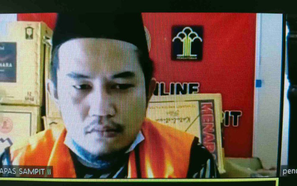 Rahmat Riadi alias Amat, terdakwa kasus sabu saat menjalani persidangan.