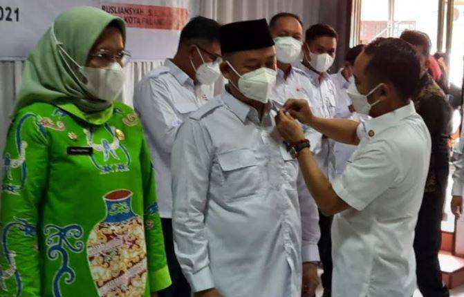 Wali Kota Palangka Raya, Fairid Naparin menyematkan pin kepada pengurus PMI