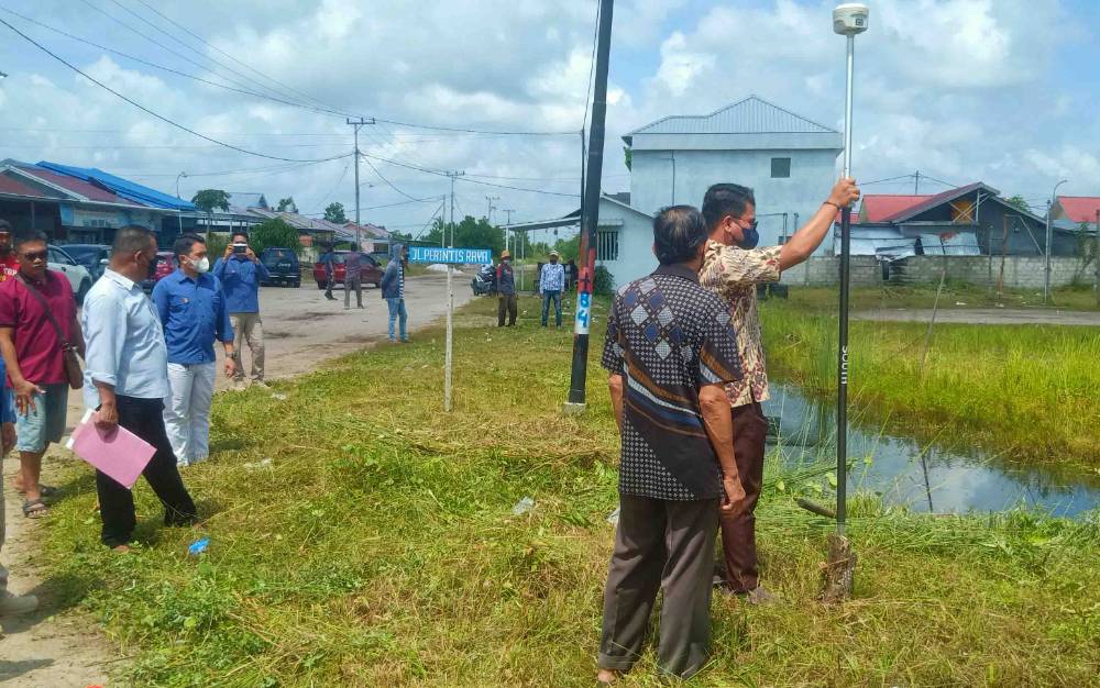 Sejumlah anggota Ditreskrimum Polda Kalteng dan BPN saat melakukan pengukuran pengembalian batas