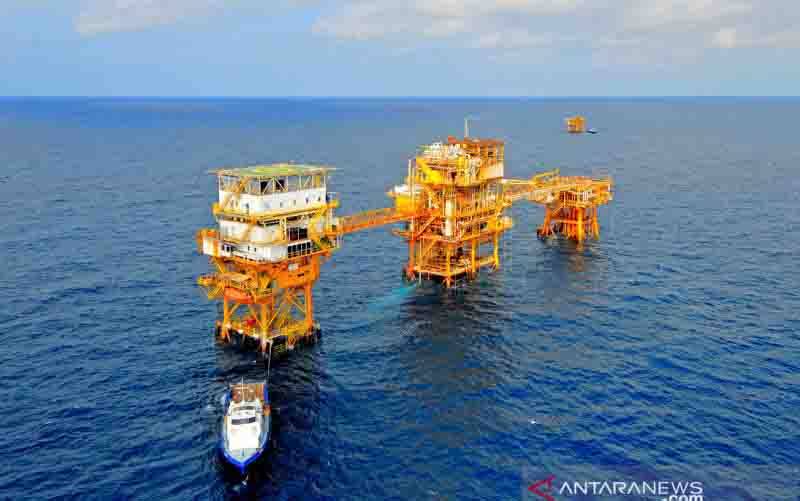 Lapangan Sepinggan yang dikelola Pertamina Hulu Kalimantan Timur di lepas pantai Balikpapan. (foto : ANTARA/Novi Abdi)
