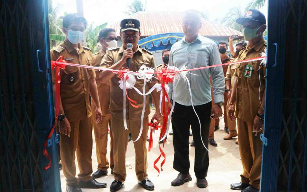 Bupati Seruyan Yulhaidir saat meresmikan gedung TPS-3R Undang Lestari Sejahterb di Desa Sungai Undang.