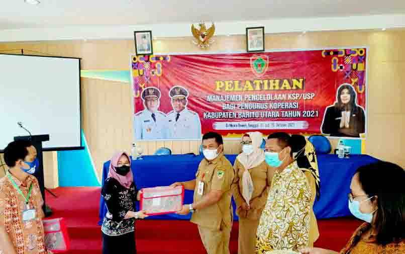 Kepala Disnakertranskop dan UKM Barito Utara, M Mastur saat pembukaan pelatihan manajemen pengelolaan KSP/USP bagi pengurus koperasi, Selasa, 12 Oktober 2021.