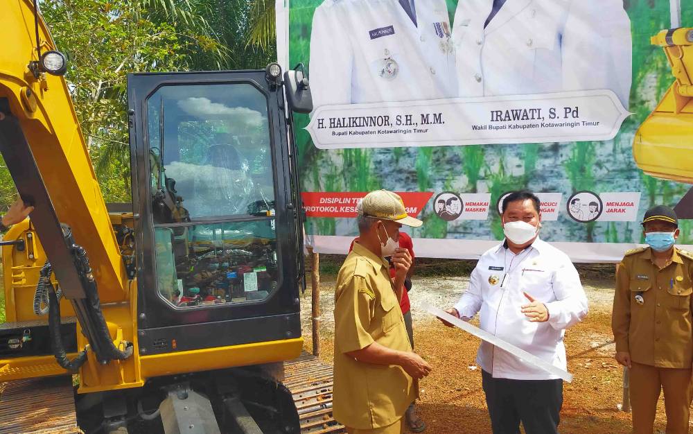 Bupati Kotim Halikinnor saat menyerahkan excavator di Kecamatan Cempaga Hulu.