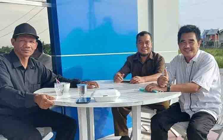 Anggota DPRD Kalteng, Sirajul Rahman saat bertemu dengan para kepala desa yang berasal dari Kabupaten Murung Raya