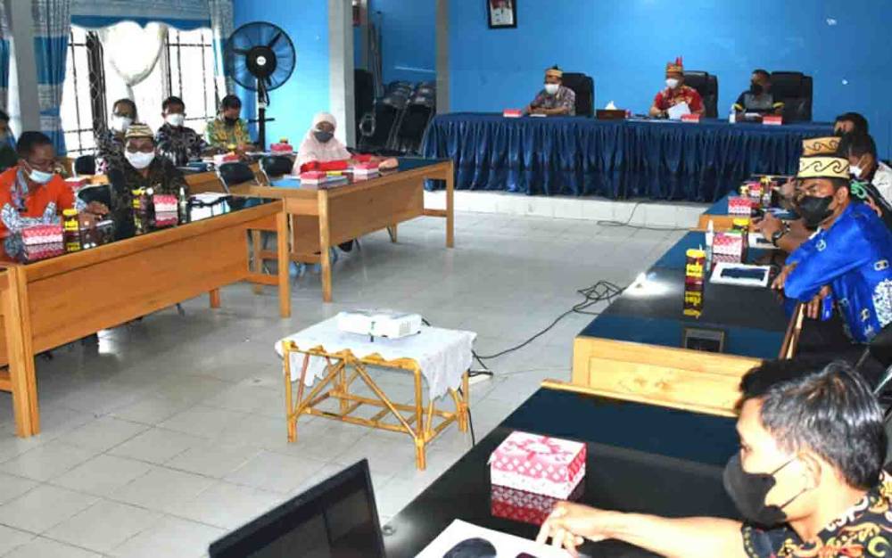 Rapat koordinasi persiapan verifikasi data Penerima Bantuan Iuran Jaminan Kesehatan Non Data Terpadu Kesejahteraan Sosial, bertempat di Aula Dinas PMD Kapuas.