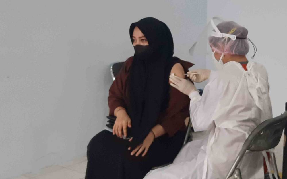 Warga Kobar saat mengikuti vaksin massal.