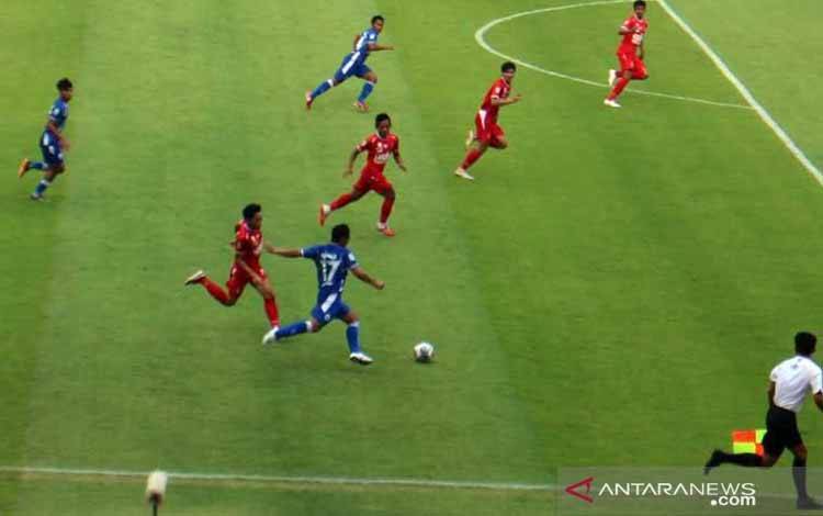 Pemain nomor punggu 17 PSCS Kahar, (kostum biru biru), dijaga ketat pemain nomor punggung 71 Persijap, Aji Kurniawan (kostum merah merah) dalam pertandingan putaran satu kompetisi Grup C Liga 2 Musim 2021 yang digelar di Stadion Manahan Solo, Jawa Tengah, pada Senin (18/10/2021) petang