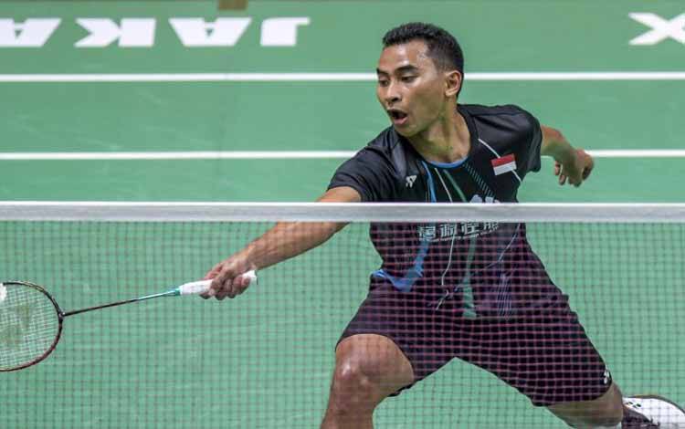 Pebulu tangkis tunggal putra Indonesia Tommy Sugiarto mengembalikan kok ke arah lawannya pebulu tangkis tunggal putra India Sameer Verma saat pertandingan babak pertama Daihatsu Indonesia Masters 2020 di Istora Senayan, Jakarta, Rabu (15/1/2020). Tommy Sugiarto menang dari lawannya 2-1 (21-17, 19-21 dan 21-10)