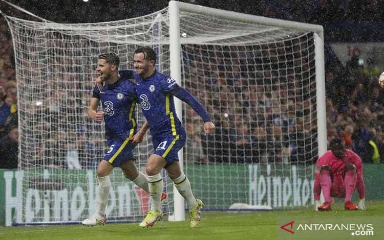 Gelandang Chelsea Jorginho (kiri) melakukan selebrasi bersama Ben Chilwell selepas mengkonversi tendangan penalti keduanya ke gawang Malmo FF dalam laga lanjutan Grup H Liga Champions di Stadion Stamford Bridge, London, Inggris, Rabu (20/10/2021) waktu setempat