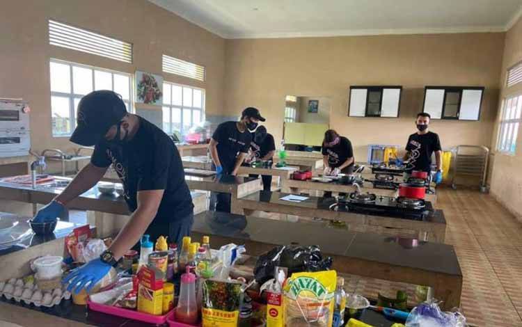 Mahasiswa Bintan Tourism Institute (BTI) Kijang, Kabupaten Bintan, Provinsi Kepri saat melakukan praktik memasak