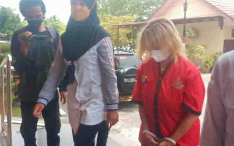 Anggota Ditresnarkoba Polda Kalteng saat menggiring tersangka ke sel tahanan.