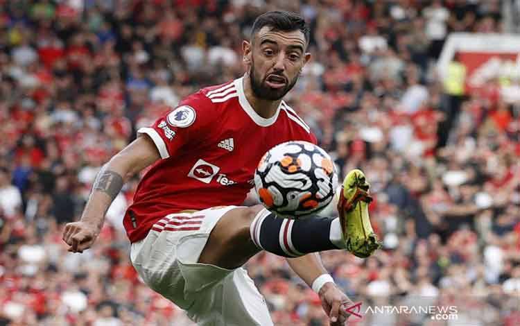 Pemain Manchester United Bruno Fernandes mengontrol bola saat melawan Newcastle United dalam laga Liga Inggris di Old Trafford, Manchester, Inggris, Sabtu (11/9/2021). MU menang 4-1 dalam laga tersebut. ANTARA FOTO/REUTERS/Phil Noble/foc.