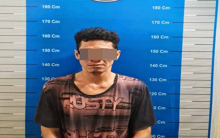 Pelaku saat diamankan di Polresta Palangka Raya