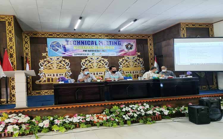 Ketua PWI Barito Utara, Herman dan Ketua Panitia Surianor memberikan sambutan dihadapan peserta technical meeting di Aula Disdik Barito Utara, Minggu 24 Oktober 2021