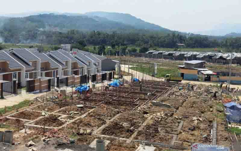 Pekerja menyelesaikan proyek pembangunan perumahan subsidi di Kabubaten Bogor, Jawa Barat , Selasa (5/10/2021).Kementerian pekerjaan Umum dan Perumahan Rakyat (PUPR) menyatakan, berdasarkan data per 30 September 2021, capaian Program Sejuta Rumah pada tahun ini tercatat telah menembus angka 763.127 unit rumah di seluruh wilayah Indonesia. (foto : ANTARA FOTO/Yulius Satria Wijaya)