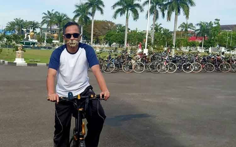 Ketua Komisi C DPRD Palangka Raya, Beta Syailendra saat bersepeda